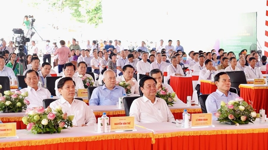 Các đại biểu tham gia lễ khởi công