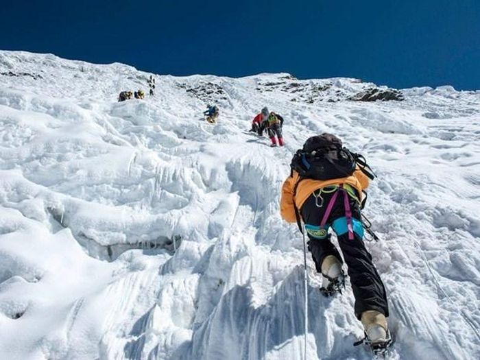 Cac nha leo nui tren duong chinh phuc dinh Everest min - Cảnh báo mùa nguy hiểm khi chinh phục đỉnh núi Everest