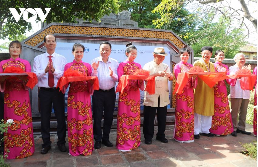 Cắt băng Khai mạc Triển lãm “Thần Kinh Nhị Thập Cảnh - thơ vua Thiệu Trị qua thư pháp Truyền thừa của Đài Loan”