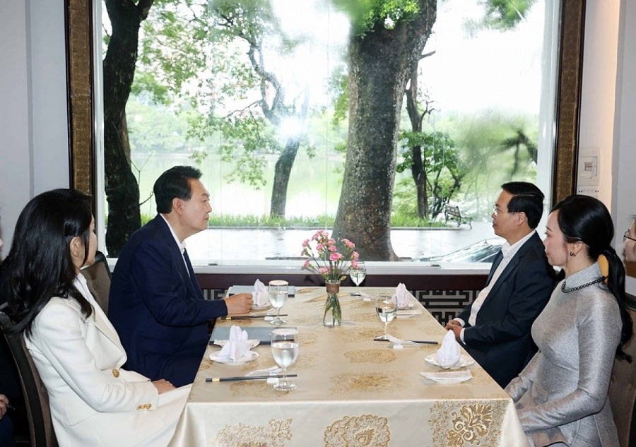 Chủ tịch nước Võ Văn Thưởng và Phu nhân cùng Tổng thống Hàn Quốc Yoon Suk Yeol và Phu nhân thưởng thức ẩm thực Việt và xem ảnh về chuyến thăm cấp Nhà nước tới Việt Nam của Tổng thống Hàn Quốc Chủ tịch nước Võ Văn Thưởng và Phu nhân cùng Tổng thống Hàn Quốc Yoon Suk Yeol và Phu nhân thưởng thức ẩm thực Việt và xem ảnh về chuyến thăm cấp Nhà nước tới Việt Nam của Tổng thống Hàn Quốc