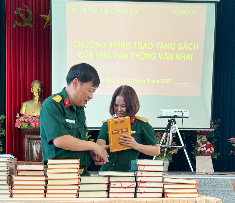 Chuong trinh trao tang sach cua Nha van Phung Van Khai min - Hai Bà Trưng: Khát vọng và thực hành độc lập - Tác giả: Nhà văn Phùng Văn Khai