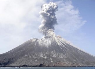 Núi lửa Anak Krakatau ở Indonesia phun tro bụi cao 3.000m