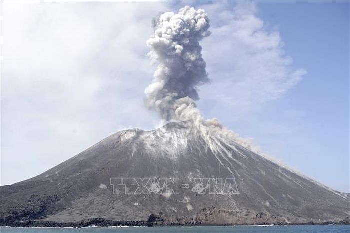 Cot khoi boc len tu mieng nui lua Anak Krakatau - Núi lửa Anak Krakatau ở Indonesia phun tro bụi cao 3.000m