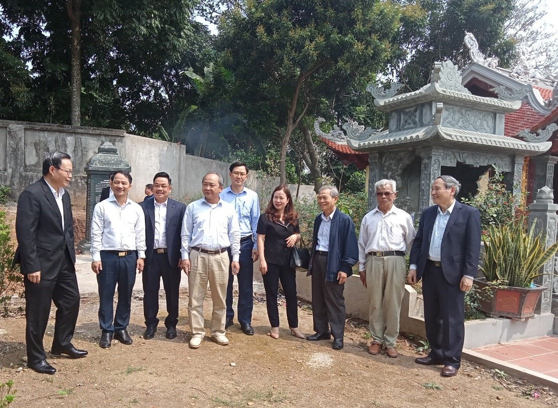 Đoàn công tác chụp ảnh lưu niệm tại Khu Lăng mộ Thái phó lưỡng triều Lý - Trần Phùng Tá Chu sau khu được trùng tu