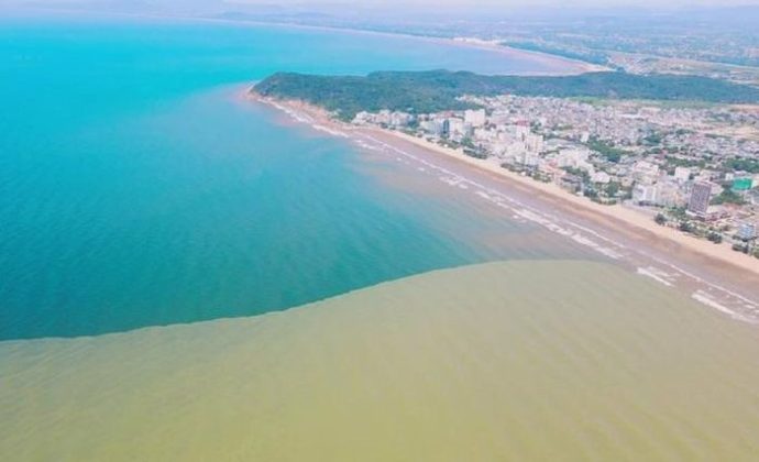 Vệt nước 2 m&agrave;u đối lập ở Sầm Sơn g&acirc;y x&ocirc;n xao mạng x&atilde; hội (Ảnh cắt từ clip của Nguyễn Kh&aacute;nh L&acirc;n)