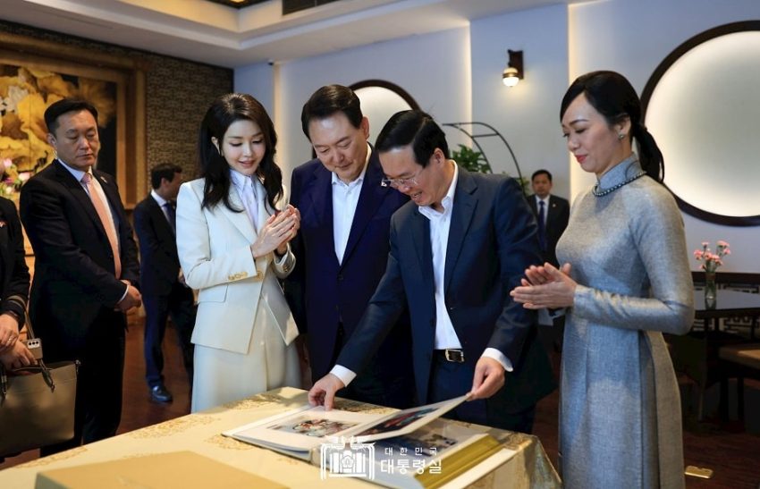 Chủ tịch nước Võ Văn Thưởng và Phu nhân cùng Tổng thống Hàn Quốc Yoon Suk Yeol và Phu nhân thưởng thức ẩm thực Việt và xem ảnh về chuyến thăm cấp Nhà nước tới Việt Nam của Tổng thống Hàn Quốc.