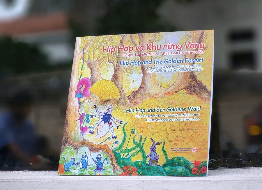 'Hip Hop and the Golden Forest' được viết bằng 3 thứ tiếng Anh, Việt, Đức dành cho lứa tuổi 6 -10.