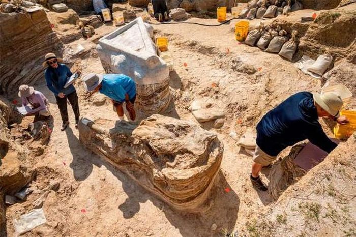 Quái thú 'mặt quỷ' hiện nguyên hình giữa lòng sông