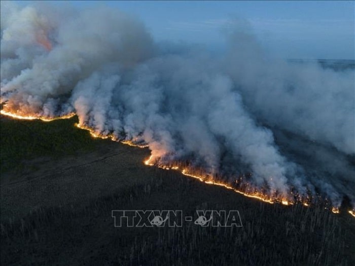 Khoi boc len ngun ngut min - Hàng trăm lính cứu hỏa từ EU tham gia chữa cháy rừng tại Canada