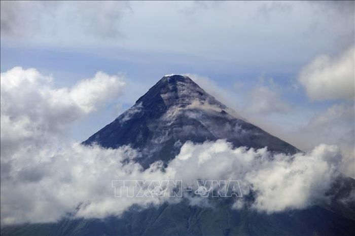 Khoi boc len tu mieng nui lua Mayon - Philippines: Hàng trăm người nhiễm nhiều bệnh sau khi sơ tán do núi lửa Mayon phun trào