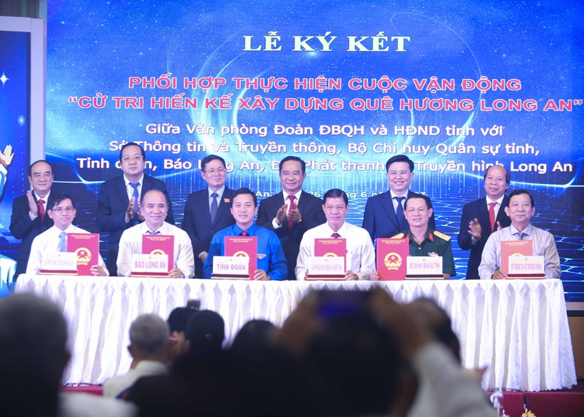 Lễ ký kết phối hợp thực hiện Cuộc vận động " Cử tri hiến kế xây dựng quê hương Long An" 