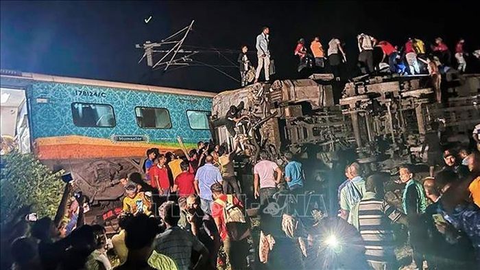 Luc luong cuu ho - Vụ tai nạn đường sắt ở Ấn Độ: Số người thương vong tăng lên trên 1.000 người