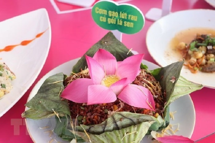 Món cơm gạo lứt hạt sen. 