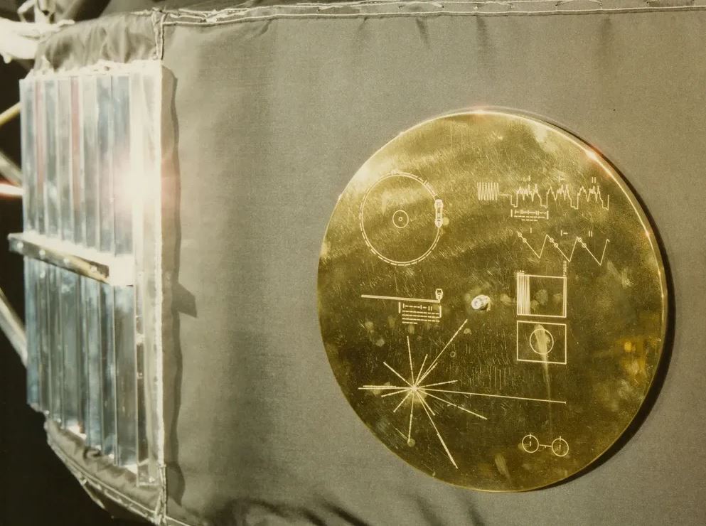 NASA từng gửi một đĩa bằng vàng ròng với các thông tin về con người vào không gian.