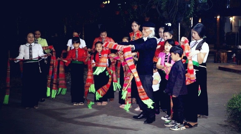 Nghệ nhân Lò Văn Biến truyền dạy Xòe Thái cho người dân