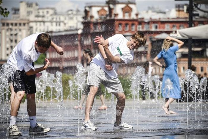 Nguoi dan giai nhiet tranh nong tai dai phun nuoc o Moskva Nga - Châu Âu đang nóng lên nhanh nhất thế giới