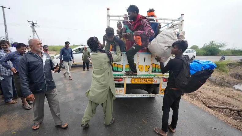 Người dân rời khỏi một ngôi làng gần Jakhau, bang Gujarat, Ấn Độ, ngày 15/6/2023. 