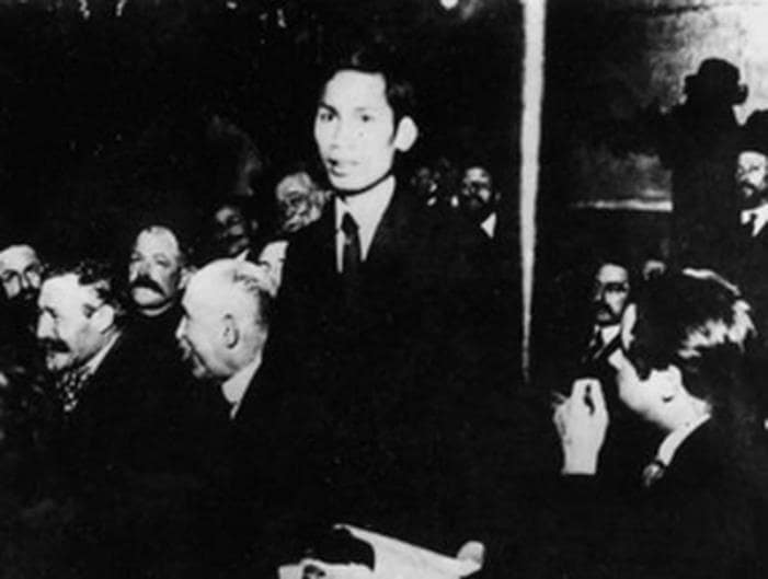 Nguyễn Ái Quốc tại Đại hội lần thứ XVIII của Đảng Xã hội Pháp ở Tua, tháng 12/1920.