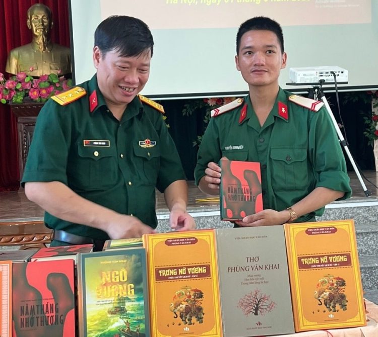 Nhà Văn Phùng Văn Khai trao tặng sách