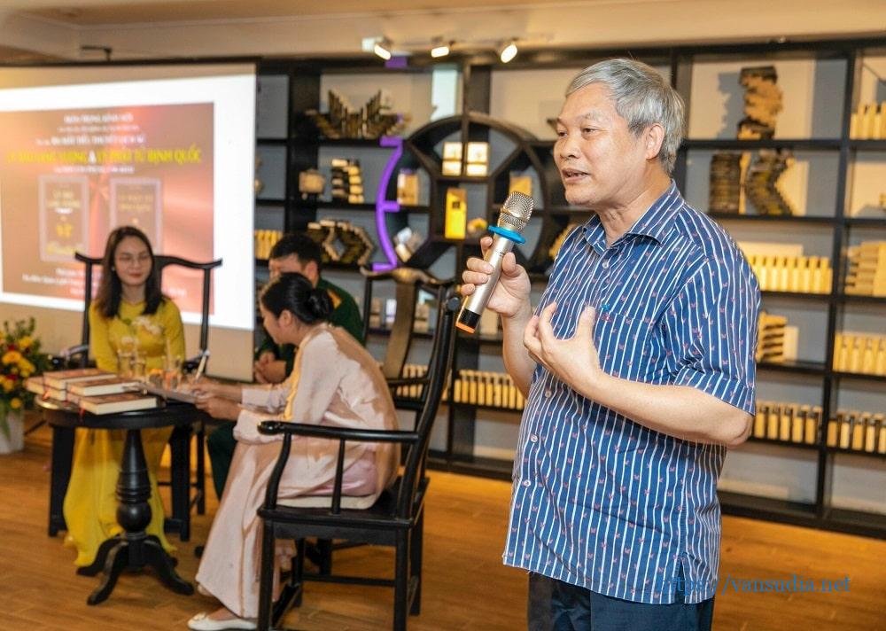 Nhà báo Đỗ Phú Thọ tại buổi trao tặng sách tiểu thuyết lịch sử "Trưng Nữ Vương" của Nhà văn Phùng Văn Khai.