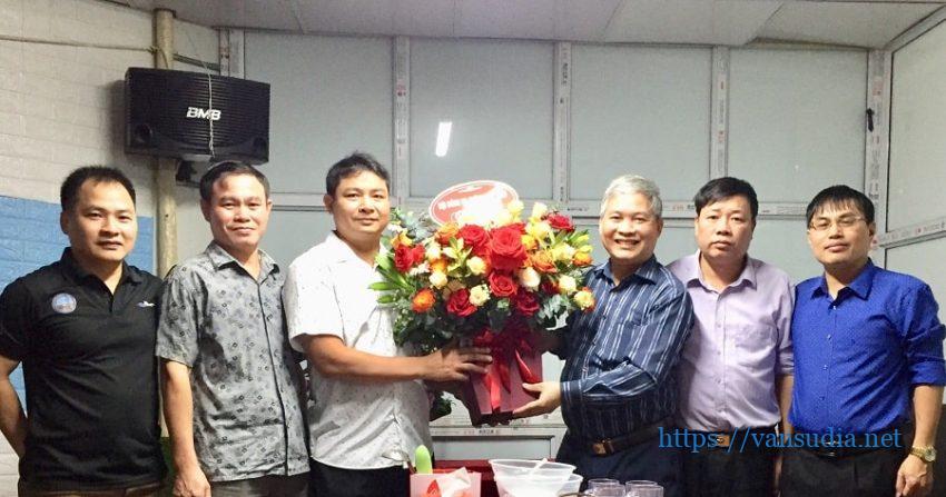 Nhà báo Đỗ Phú Thọ (thứ 3 từ phải sang ) trao tặng hoa.