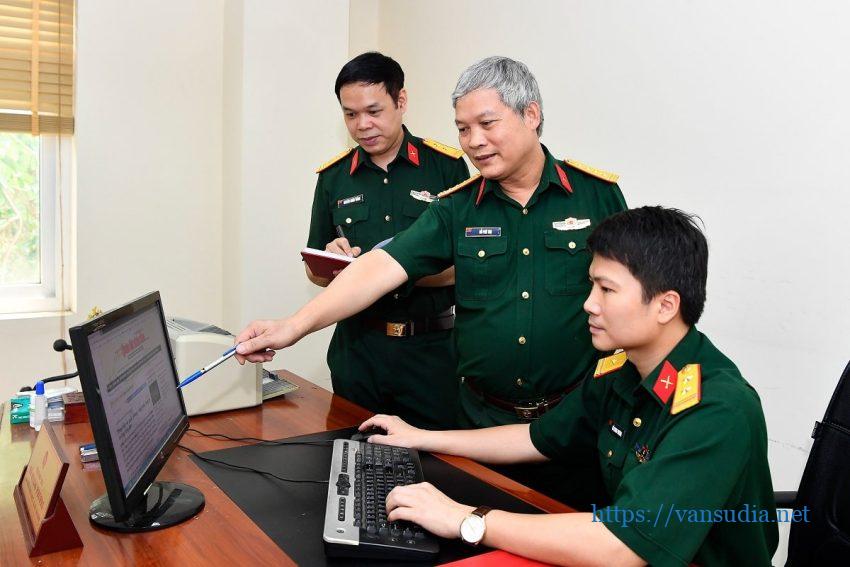 Đại tá Đỗ Phú Thọ (giữa) và nhóm phóng viên Báo Quân đội nhân đan giành giải A Giải báo chí quốc gia năm 2020.
