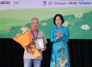 Nhà văn Trần Đức Tiến nhận giải Hiệp sĩ Dế Mèn