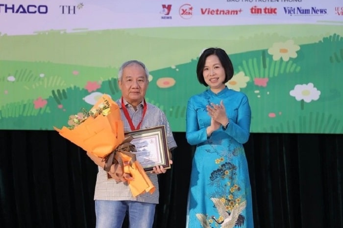 Nha bao Vu Viet Trang Tong giam doc TTXVN trao giai min - Nhà văn Trần Đức Tiến nhận giải Hiệp sĩ Dế Mèn
