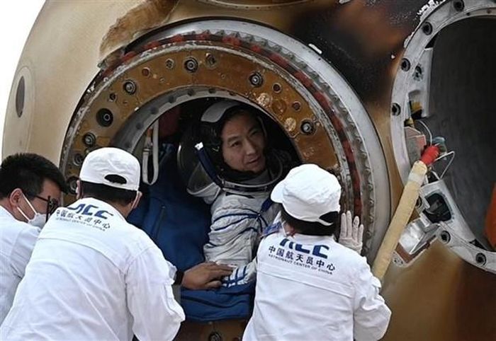 Nha du hanh Phi Tuan Long 1 - Thần Châu-15 đưa về Trái Đất nhiều mẫu thí nghiệm trong vũ trụ