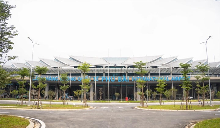 Nhà ga T2 có kiến trúc độc đáo, lấy ý tưởng từ hình ảnh núi Ngự và xây dựng theo kiến trúc cung đình Huế với các lớp mái chồng xếp lên nhau. 