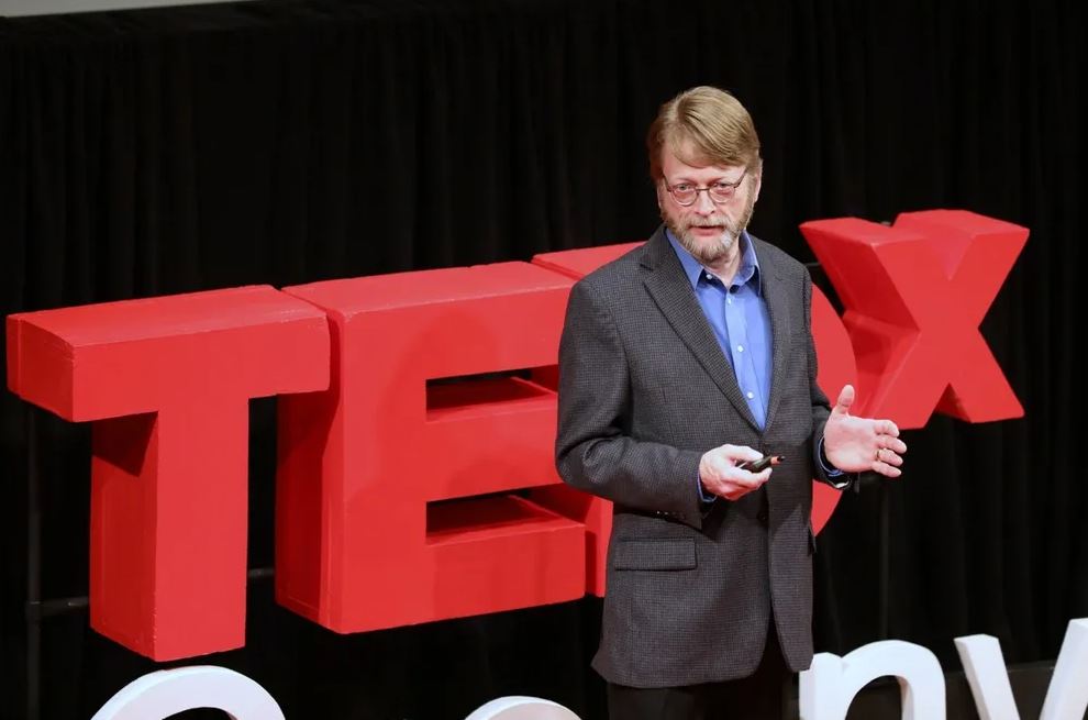 Nhà khoa học Douglas Vakoch từng diễn thuyết tại TedEX với chủ đề "Đừng sợ liên lạc với nền văn minh ngoài Trái Đất".