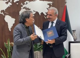 Nhà thơ Nguyễn Quang Thiều (trái) nhận Huân chương cao quý nhất của Nhà nước Palestine.