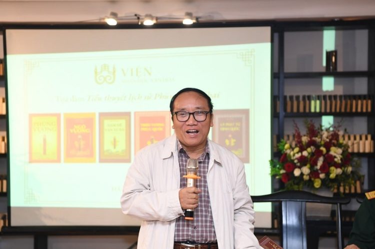 Nhà thơ Trần Đăng Khoa tại buổi trao tặng sách của Nhà văn Phùng Văn Khai