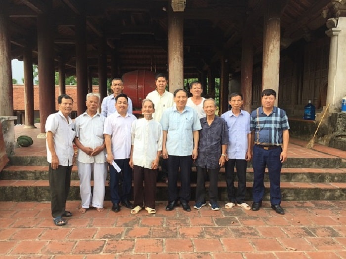 Nhà văn Phùng Văn Khai (áo sọc ngoài cùng bìa phải ) cùng các diễn giả tại Đền Cao - Tây Đằng - Ba Vì - Hà Nội