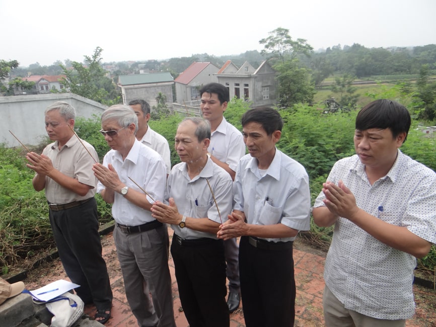 Nhà văn Phùng Văn Khai cùng đoàn diễn giả trước lăng mộ Thái phó Phùng Tá Chu