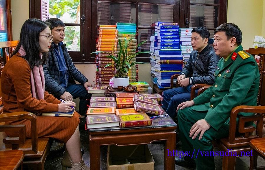 Nha van Phung Van Khai gioi thieu bo sach 2 min - Chúc văn trong tiểu thuyết Lý Phật Tử định quốc, một phong cách diễn ngôn trên nền lịch sử - Tác giả: Hà Thy Linh