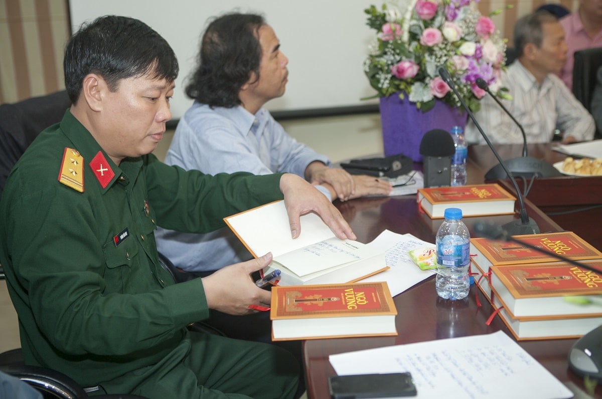 Nha van Phung Van Khai ky tang sach 2 - Ngô Vương, sức hấp dẫn của tiểu thuyết lịch sử - Tác giả: Vương Quốc Hoa