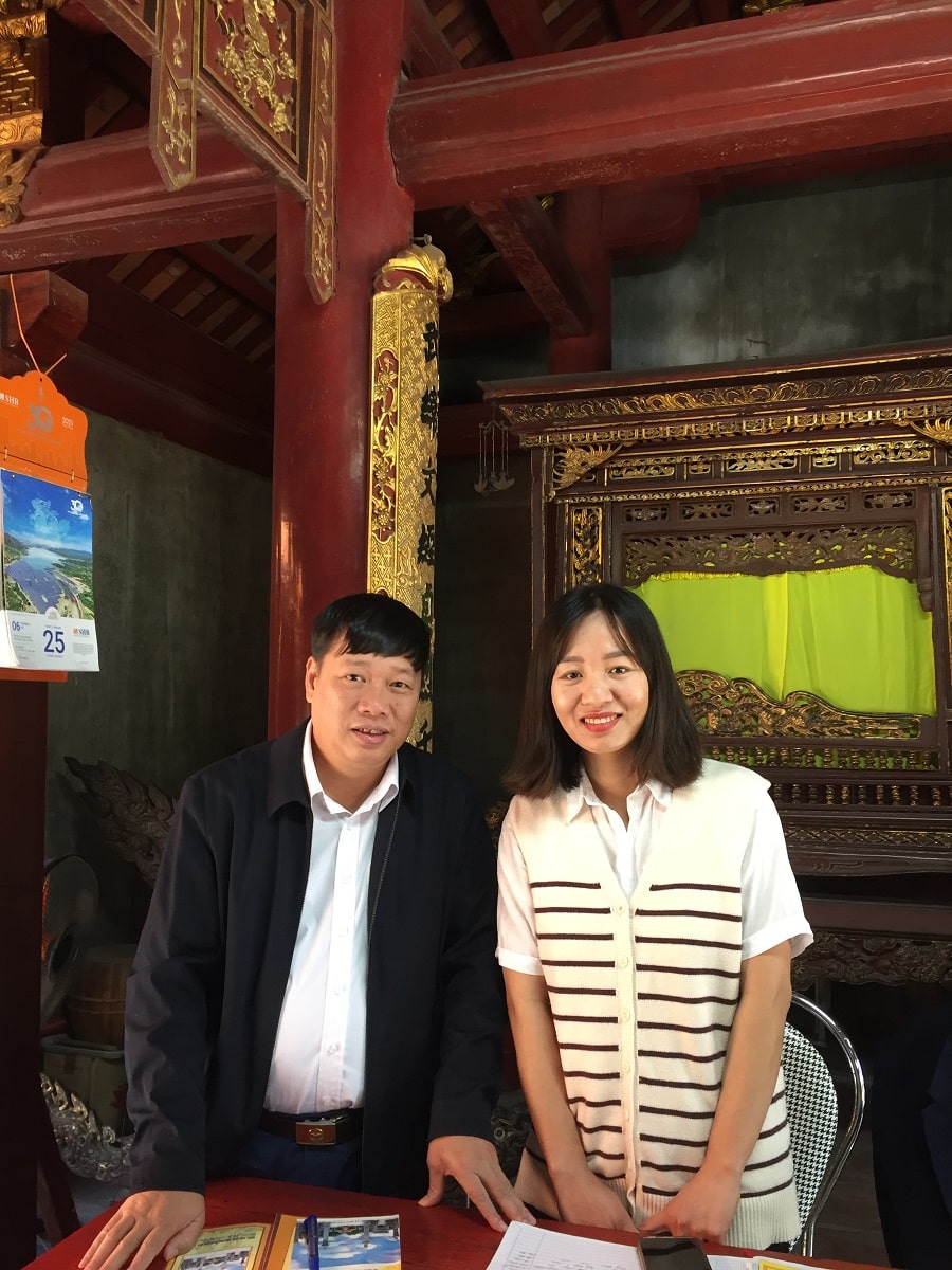 Nhà văn Phùng Văn Khai ký tặng sách tại di tích lịch sử đền Hai Bà Trưng.