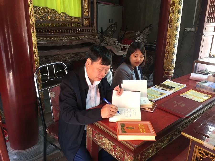 Nha van Phung Van Khai ky tang sach tai Den Hai Ba Trung min - Hai Bà Trưng: Khát vọng và thực hành độc lập - Tác giả: Nhà văn Phùng Văn Khai