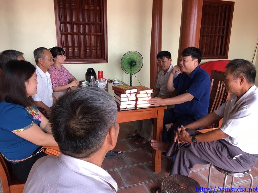 Nhà văn Phùng Văn Khai làm việc và tặng sách tại Đền thờ Triệu Quang Phục-Khoái Châu- Hưng Yên