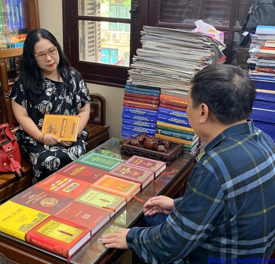 Nhà văn Phùng Văn Khai làm việc với PV báo Vietnamnet