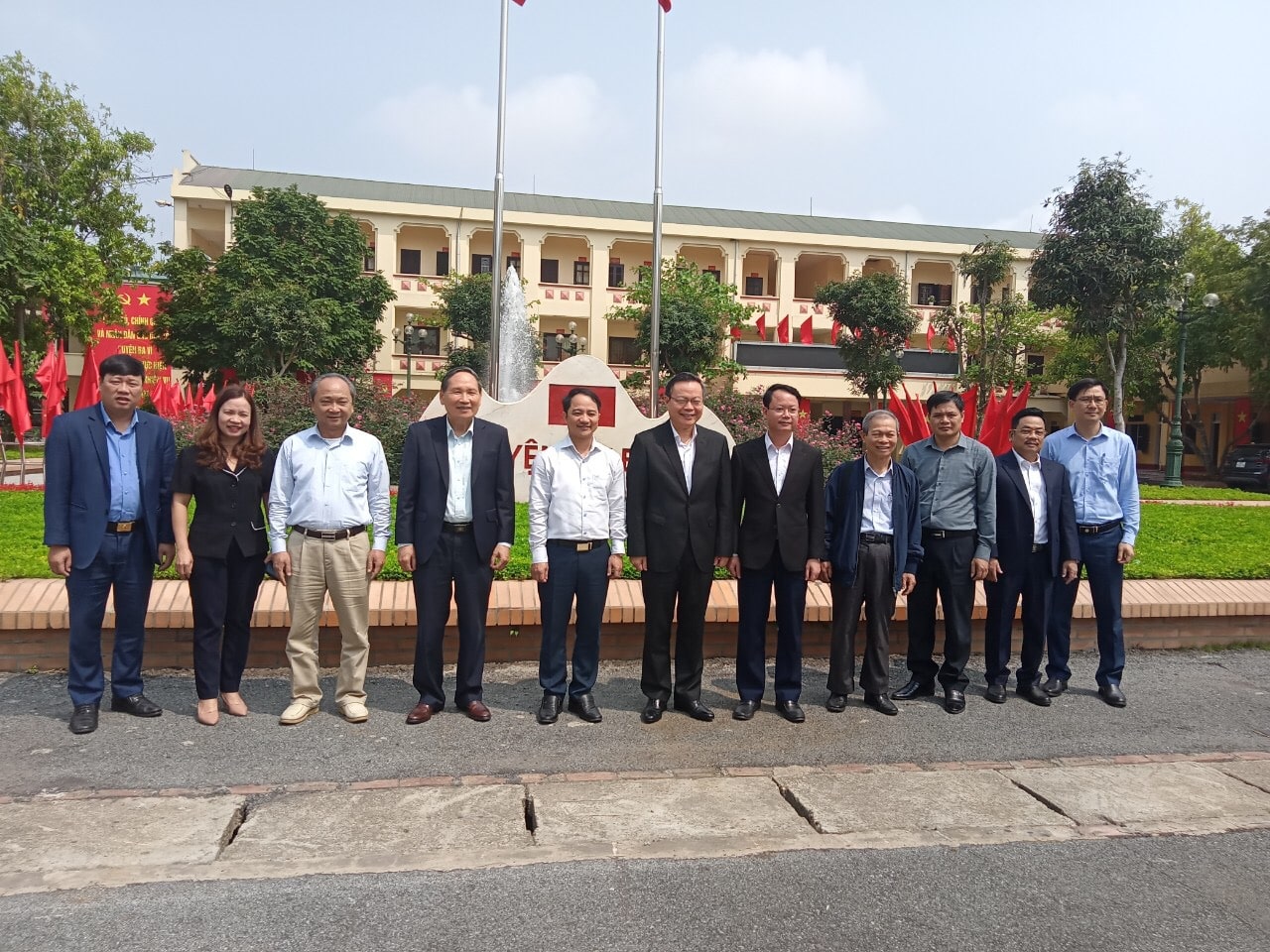 Nhà văn Phùng Văn Khai (ngoài cùng bìa trái ) cùng đoàn công tác tại huyện Ba Vì