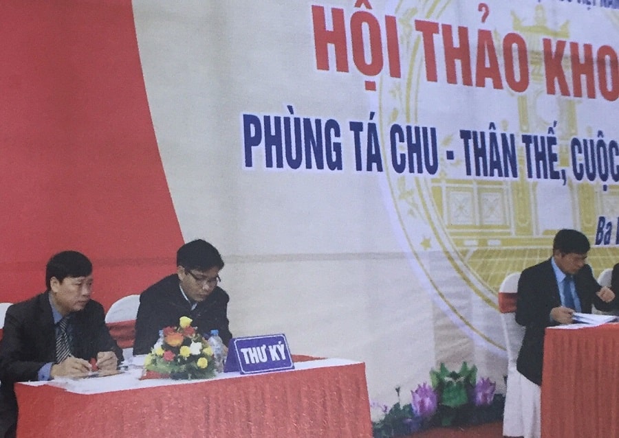 Nhà văn Phùng Văn Khai (ngoài cùng bìa trái ) đoàn thư ký tại Hội thảo khoa học