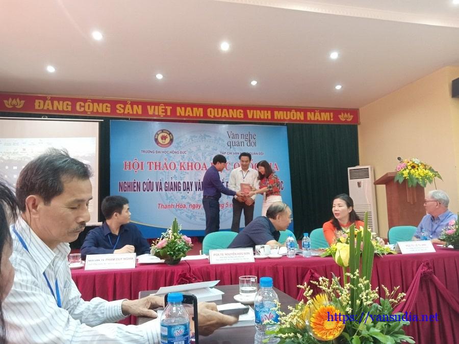 Nhà văn Phùng Văn Khai trao tặng sách tại "Hội thảo khoa học Quốc gia nghiên cứu và giảng dạy văn học đề tài lịch sử dân tộc"
