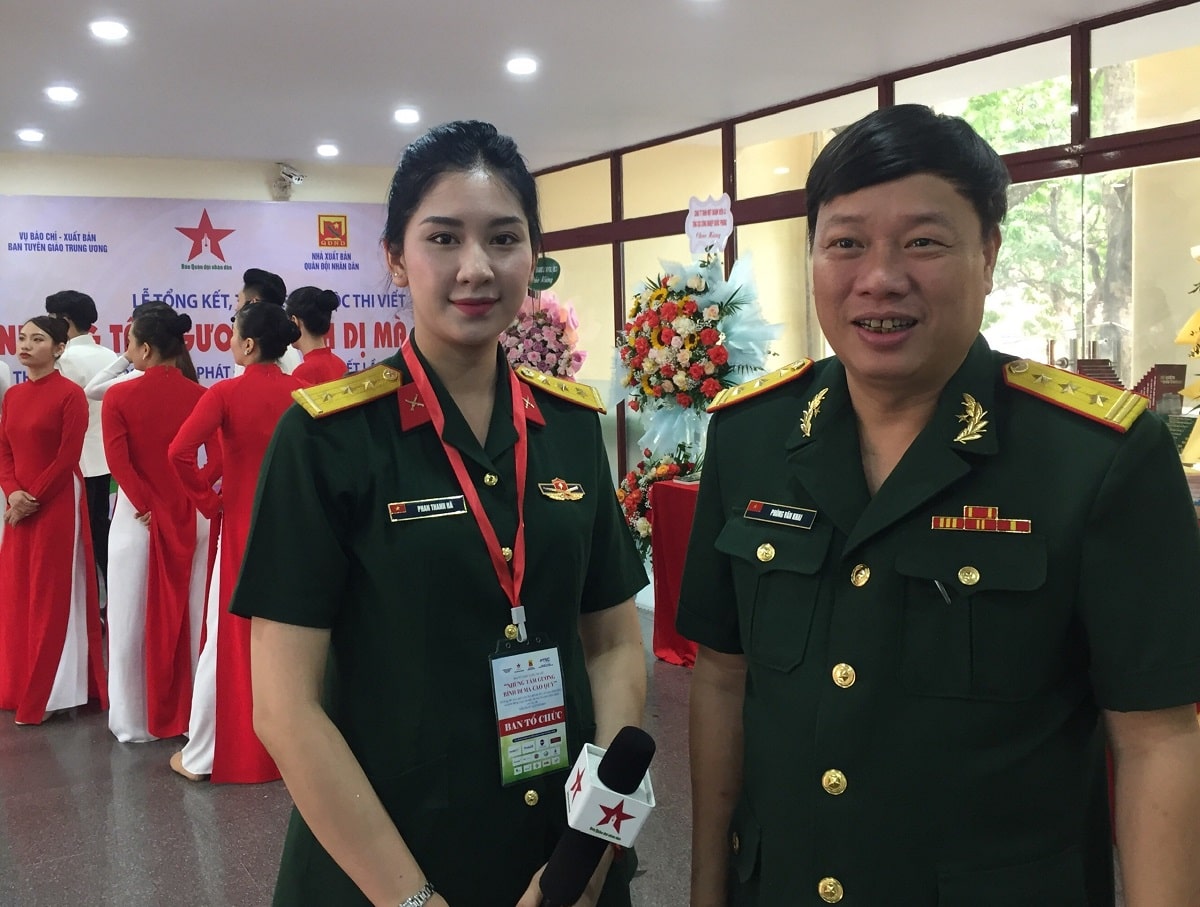 Nhà văn Phùng Văn Khai trong buổi trao giải sách
