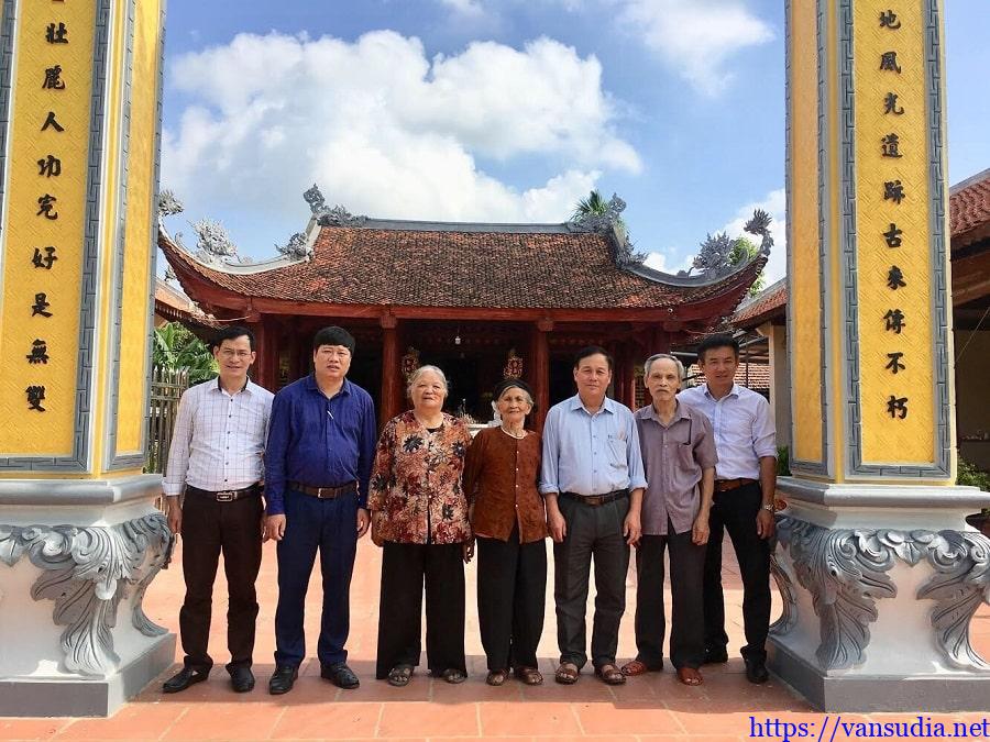 Nhà văn Phùng Văn Khai trước cổng Đền thờ Triệu Việt Vương tại Dạ Trạch - Khoái Châu - Hưng Yên