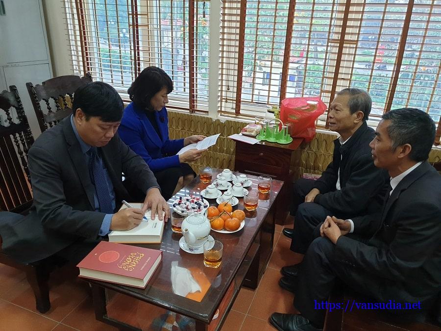Nhà văn Phùng Văn làm việc với cán bộ Văn hóa Sơn Tây