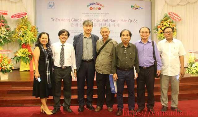 Nhà văn Bang Hyun Suk và nhà thơ Văn Lê (đứng giữa) tại Hội thảo quốc tế Văn học Việt - Hàn tại TPHCM năm 2015.