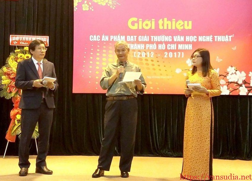 Nhà văn Văn Lê (giữa) trong lần nhận giải thưởng Văn học nghệ thuật TP.HCM năm 2017