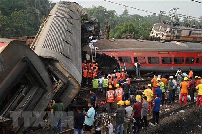 Nhan vien cuu ho lam nhiem vu - Vụ tai nạn đường sắt ở Ấn Độ: Kết thúc cứu hộ, gần 290 người tử vong